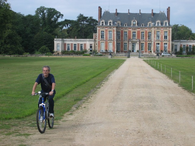 on dirait le proprio du chateau qui va faire un tour de vlo !! Dom y croit dur comme fer !!