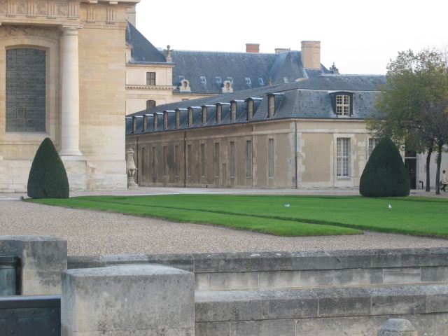 tout est nickel, les angles droits, la pelouse bien entretenue...