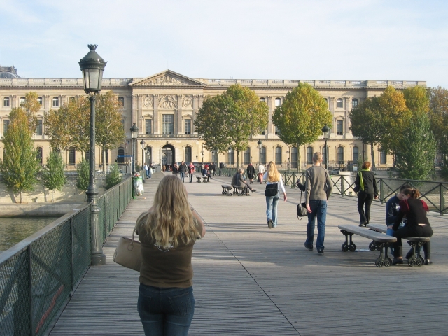 sur le pont des arts: en face le Louvre