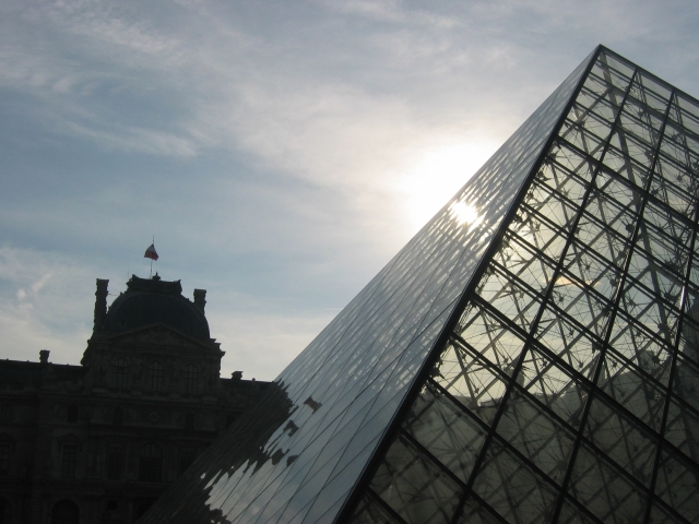 le soleil est toujours l,  travers la pyramide en verre