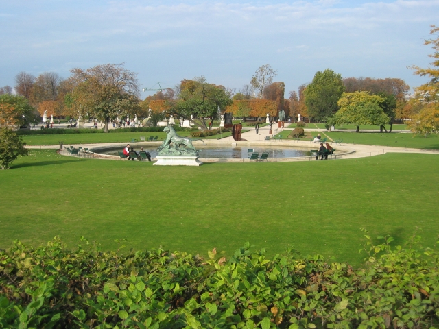 le jardin des tuileries est plein de nouvelles sculptures